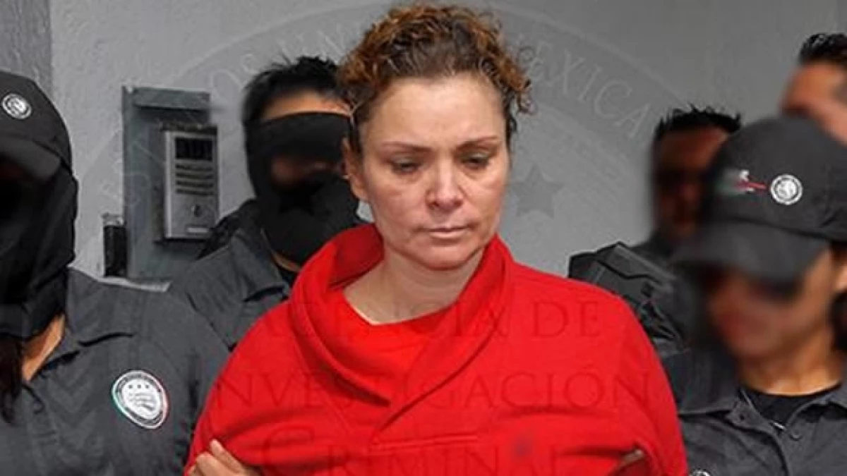 Momentos en los que María de los Ángeles Pineda Villa es trasladada a un penal federal de Nayarit
