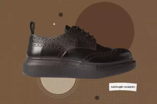 zapato estilo BROGUE de Alexander McQueen en color negro