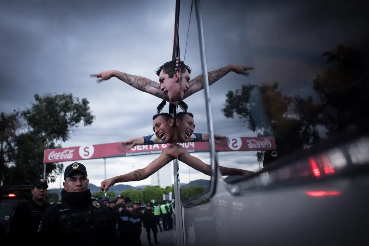 CIUDAD DE MÉXICO, 14SEPTIEMBRE2019.- Integrantes de la barra brava "La Rebel", grupo de animación del Club Universidad, en su llegada al Estadio Azteca. Partiendo del Estadio Olímpico Universitario en camiones y microbuses, los aficionados auriazules fueron escoltados por un operativo amplio de Policía de la Ciudad de México.
FOTO: PEDRO ANZA /CUARTOSCURO.COM