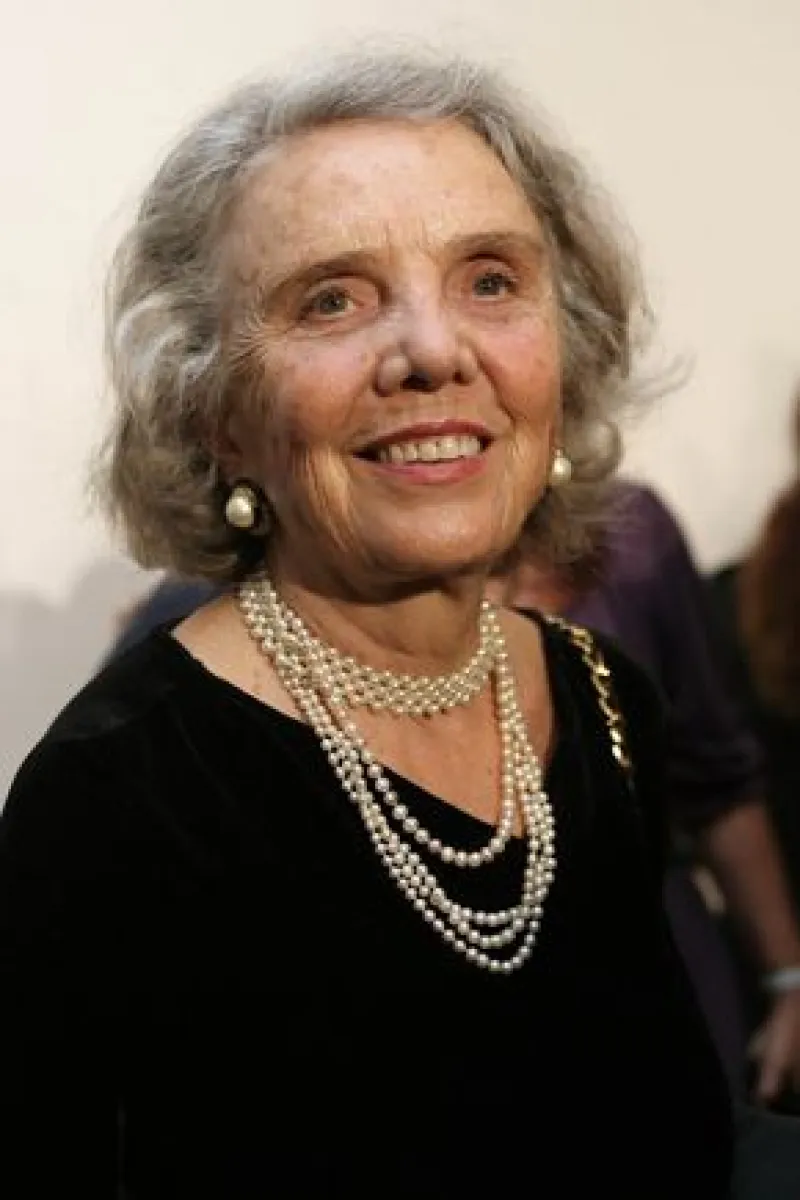 En la víspera de su cumpleaños 77 y tres días después de agregar otro honoris causa a su hoja de vida, la escritora y periodista mexicana no se siente aún complacida.