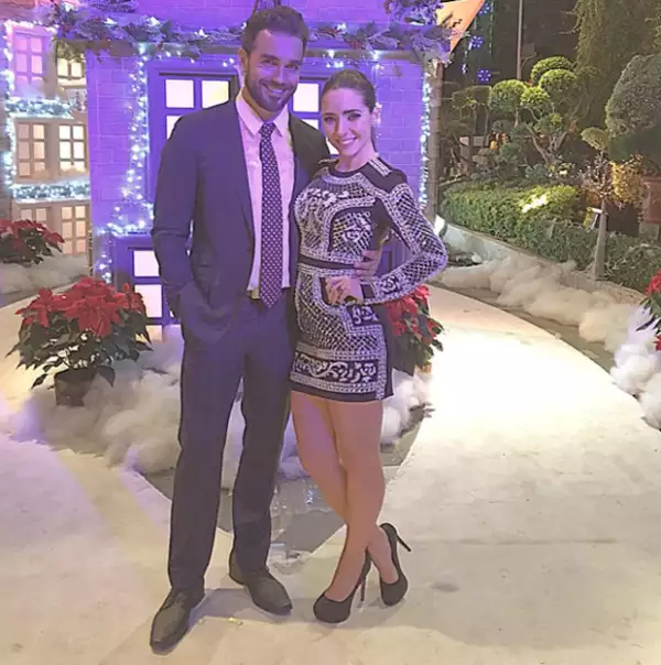 Ariadne Diaz y Marcus Ornellas en una posada navideña. Como ven, Ariadne aún no tiene mucha pancita.