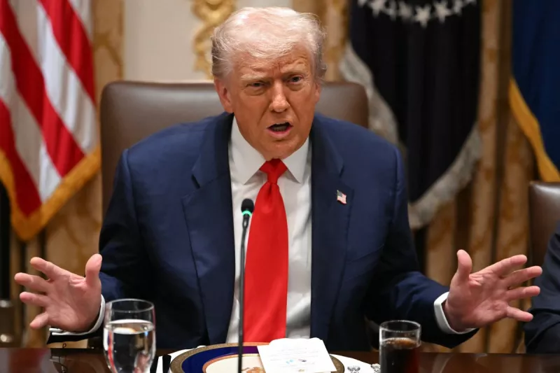 El presidente de los Estados Unidos, Donald Trump, habla durante una reunión con el presidente de Argentina, Javier Milei, en la Casa Blanca en Washington, DC, el 14 de octubre de 2025.