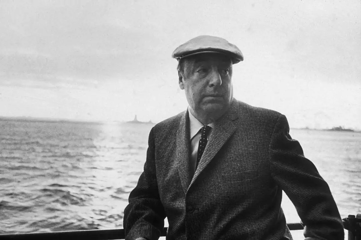 El poeta y activista chileno Pablo Neruda se inclina en un barco durante la 34° carrera de botes PEN en Nueva York. Usa una boina. 