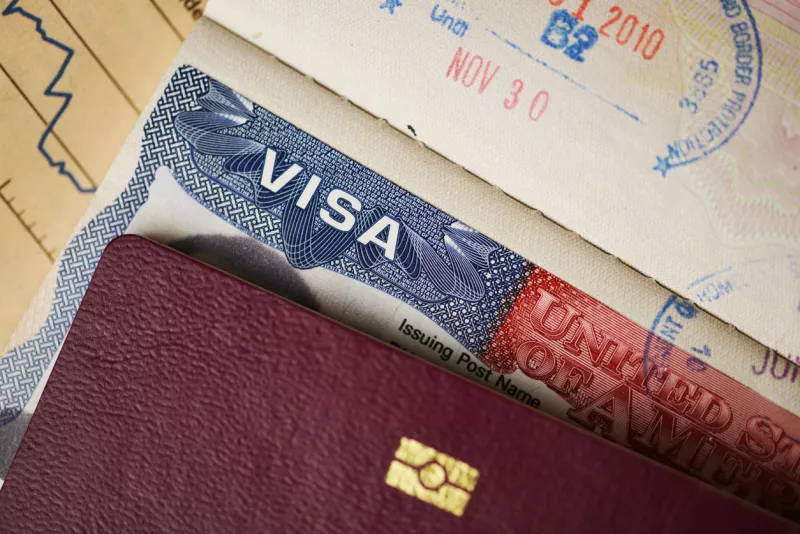 Pasaporte biométrico con sello de visado turístico para Estados Unidos.