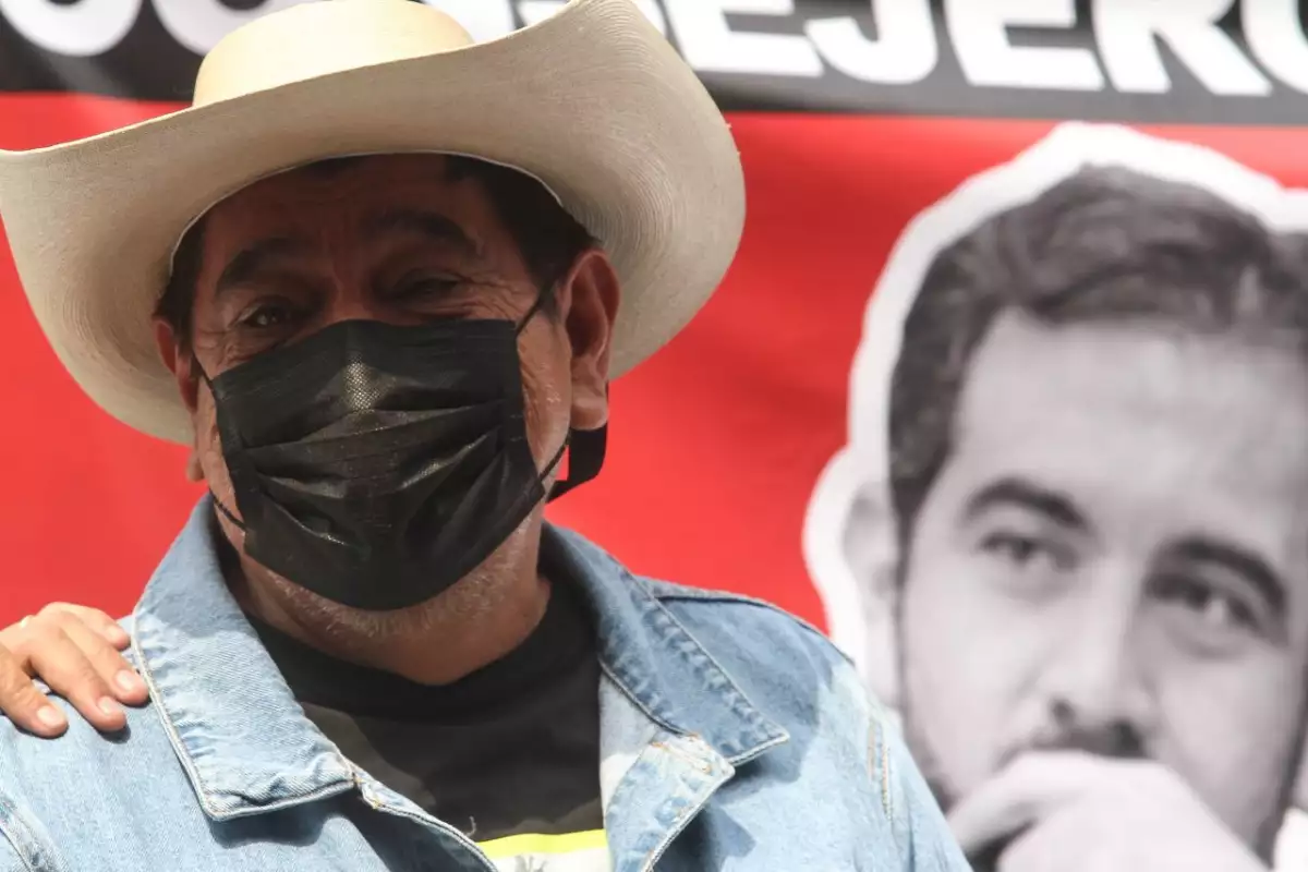 Félix Salgado Macedonio durante su protesta frente a instalaciones del INE.