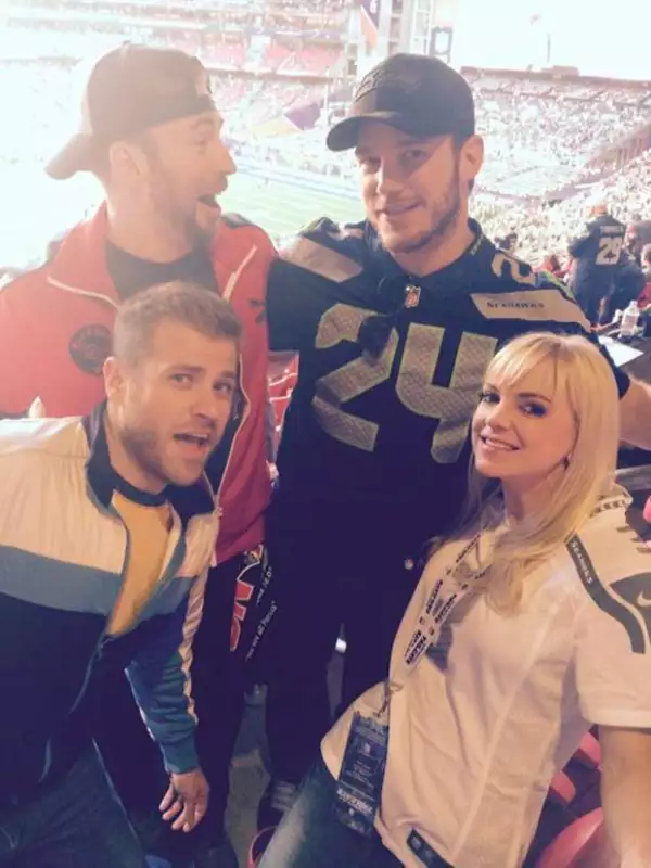 Anna muy contenta con sus amigos.