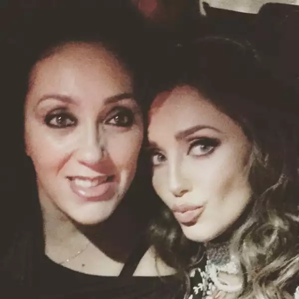 Su mamá estuvo presente durante la presentación de Anahí, agradeciéndole enormemente por su apoyo.