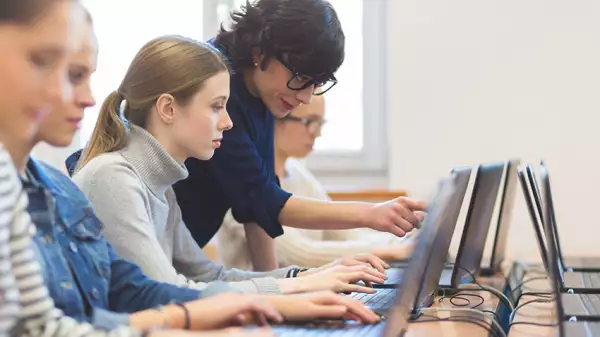 Cursar un máster que complemente tu educación