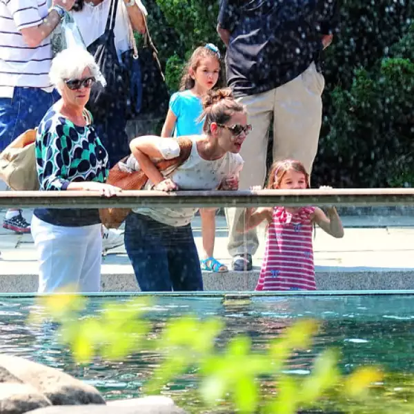 Hace unas semanas Katie, su mamá y Suri acudieron al zoo de Nueva York.