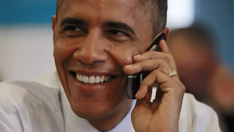 El presidente Obama, que propone una reforma tributaria, habla con posibles voluntarios de su campaña.