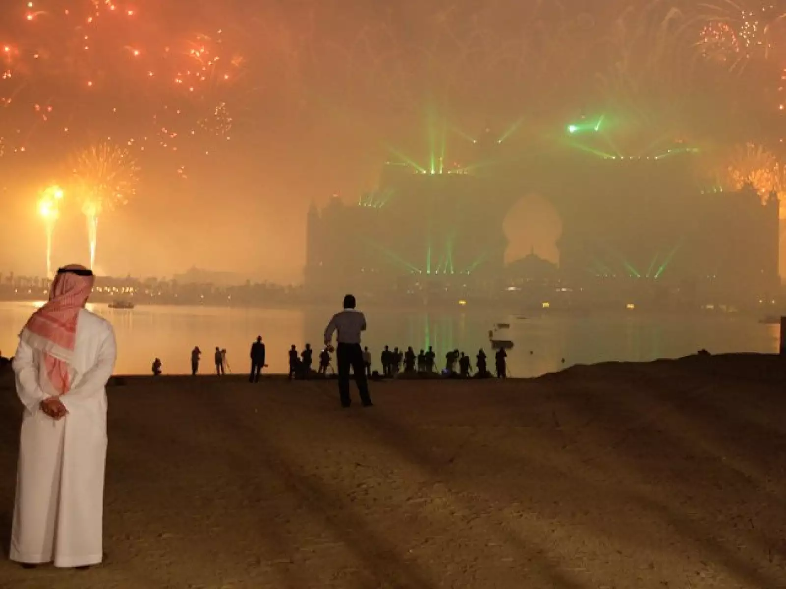 La inauguración del hotel en la isla artificial en forma de palmera del emirato contó con un espectáculo de fuegos artificiales, anunciado como "siete veces mayor que el de la ceremonia de apertura de los Juegos Olímpicos" de Pekín.