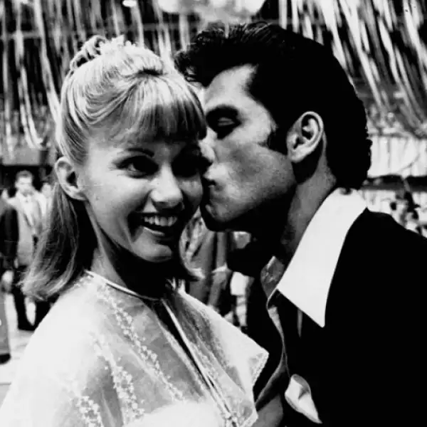 Olivia Newton John, quien alcanzó la fama internacional con Grease al lado de John Travolta, nació el 26 de septiembre de 1948 en Cambridge, Reino Unido. Es hija de la alemana Irene Newton John y del director de un colegio australiano.