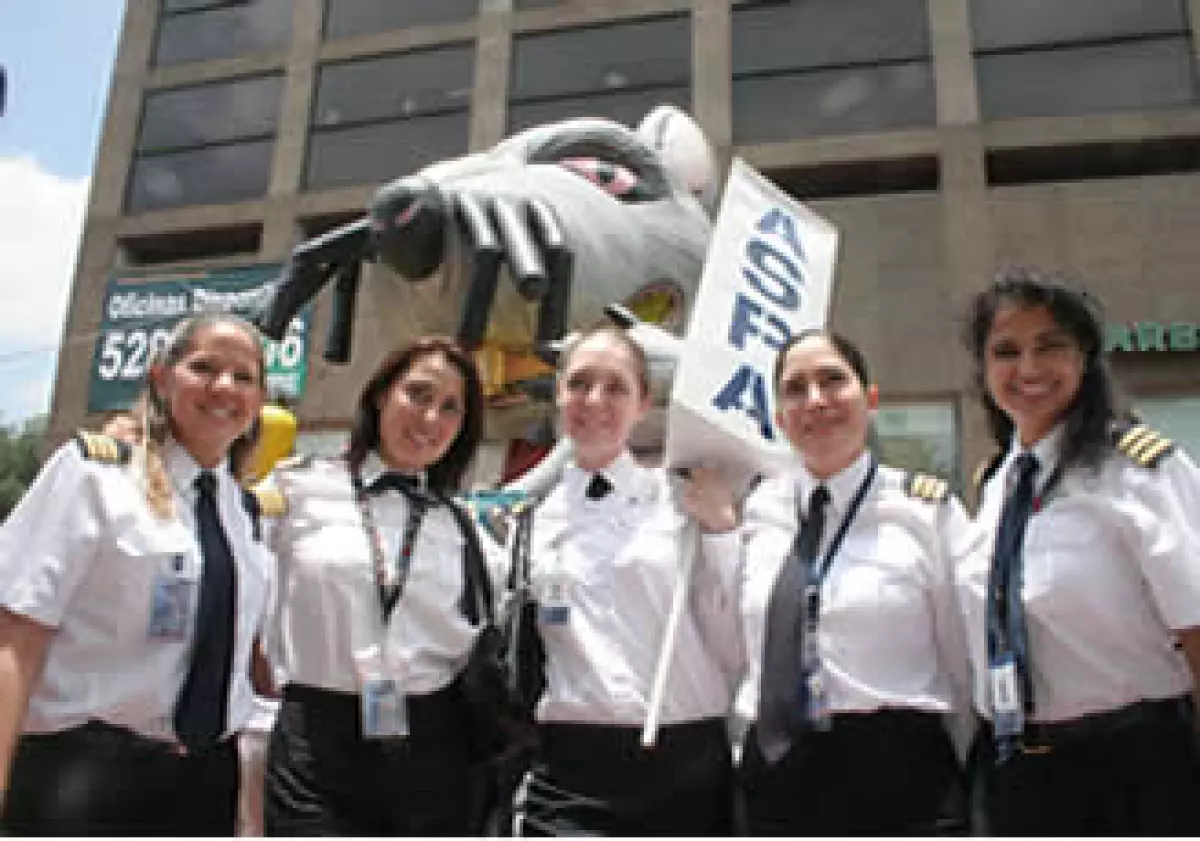 Los pilotos sindicados tendrá una participación entre el 2.7% y 2.8% de las acciones de la nueva Mexicana de Aviación. (Foto: Notimex)