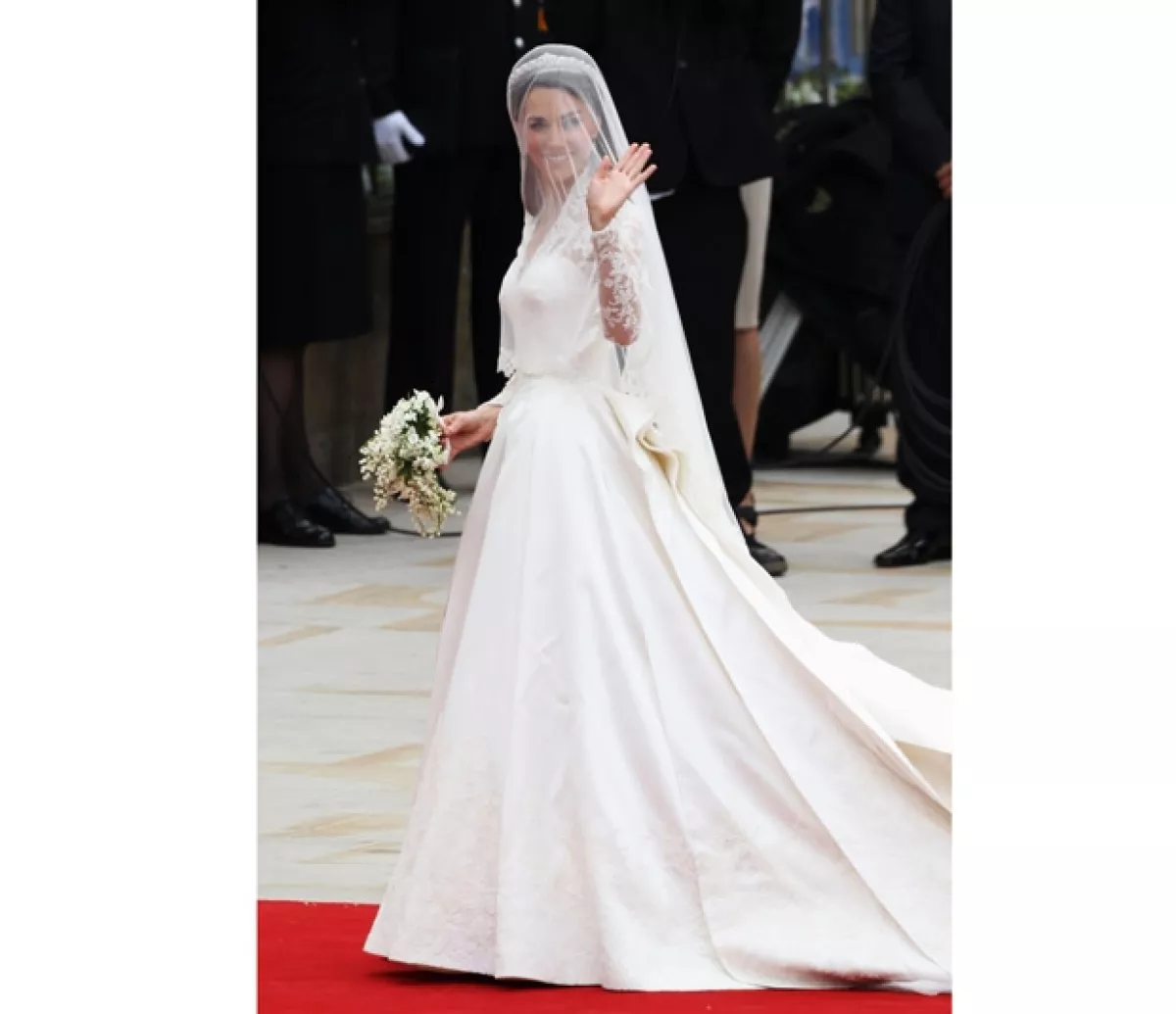 Kate Middleton luce un vestido McQueen.