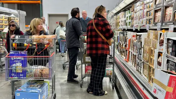 Personas realizando sus compras en Costco