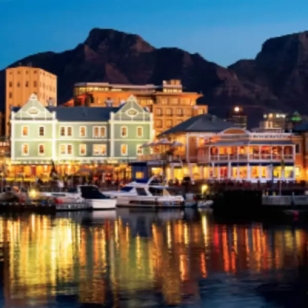 El V&A Waterfront concentra los mejores restaurantes, hoteles, tiendas y espectáculos para disfrutarse de noche.