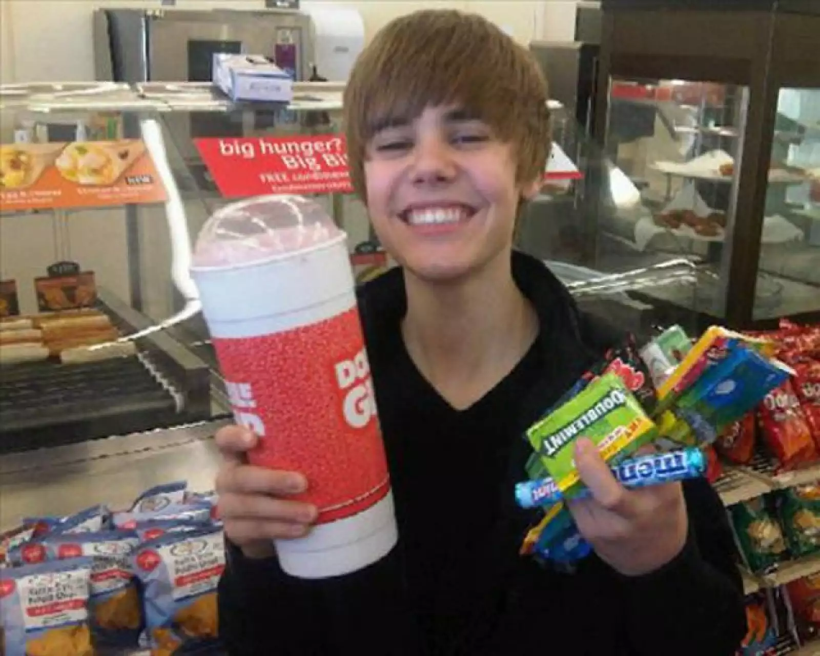 Parece que al joven Justin Bieber le encantan los dulces. ¡Yumi!