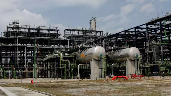 Precio del petróleo se dispara por las tensiones en Oriente Medio y Ucrania