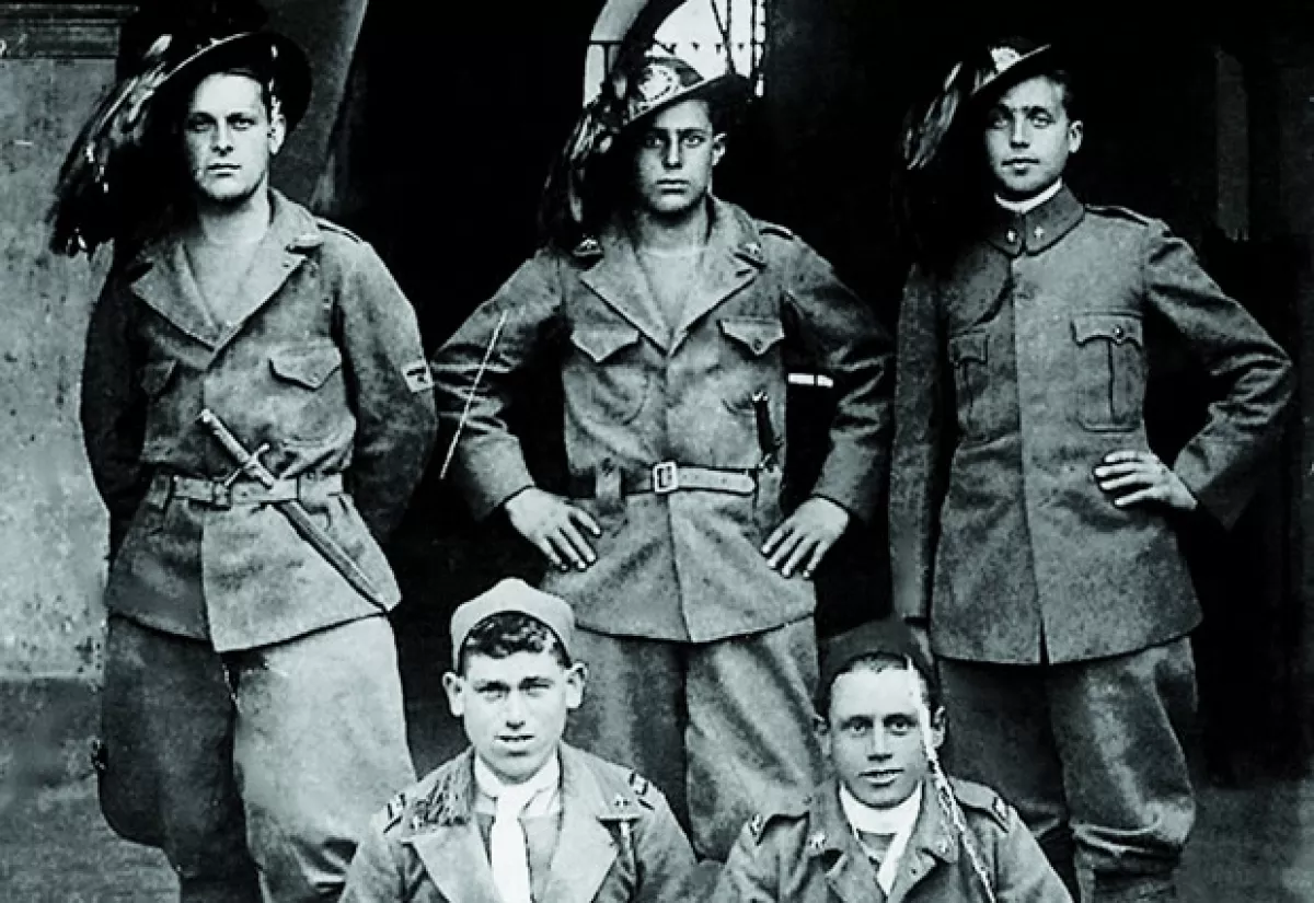 El cantante tiene un impresionante parecido con el italiano Ferruccio Basteri (izq.), su bisabuelo, padre de Sergio y abuelo de Marcella Basteri.