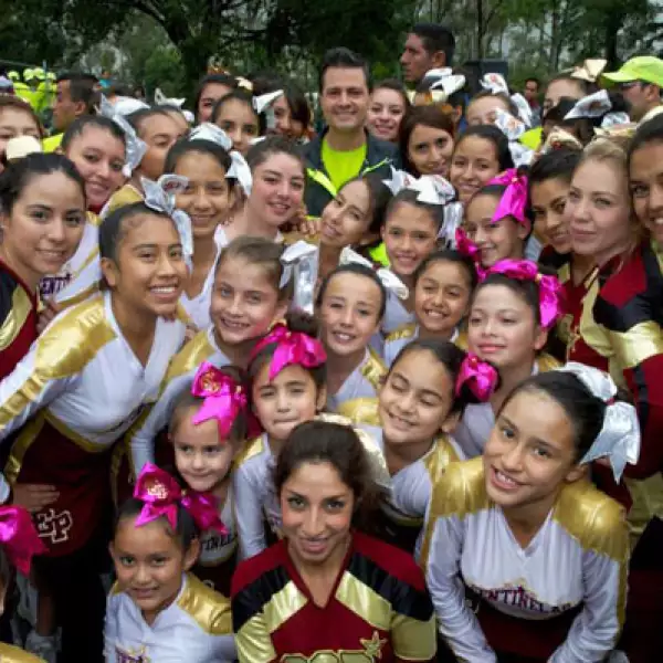 Antes de retirarse del lugar, el Primer Mandatario convivió con los asistentes y los porristas del equipo de futbol americano Centinelas.