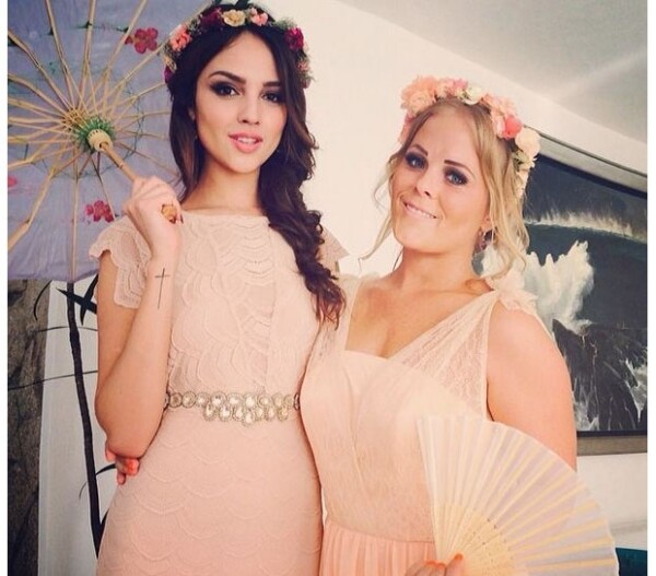 Eiza compartió esta imagen del día de la boda junto a su amiga Lucila Gaudiano.