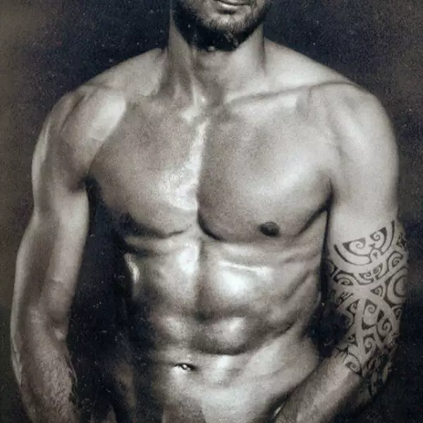 Olivier Giroud es un futbolista francés de 28 años y un modelo nato. Juega como delantero centro y su equipo actual es el Arsenal de la Premier League de Inglaterra.