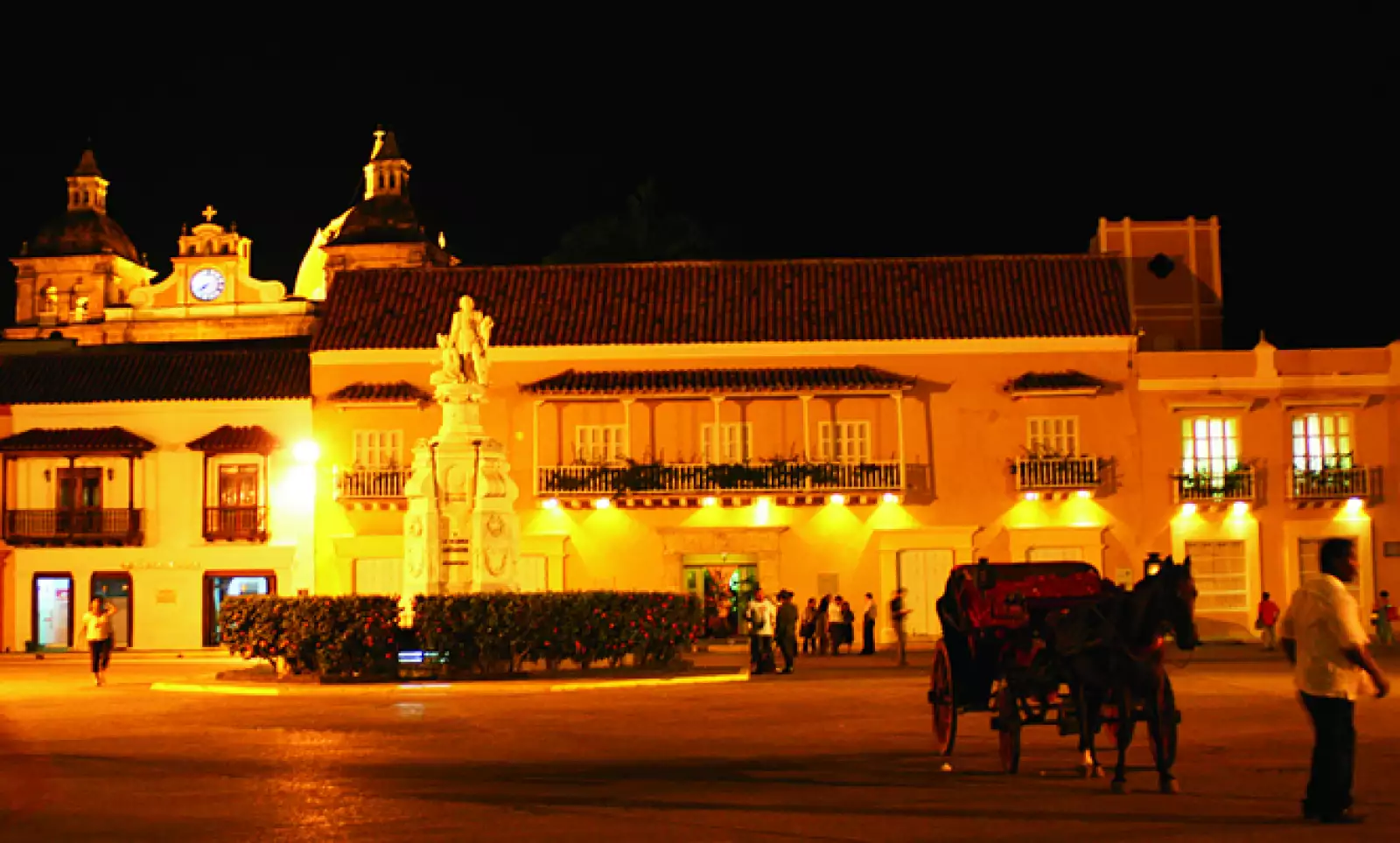 La UNESCO declaró a esta ciudad amurallada y de grandes casas del siglo XVIII como Patrimonio Cultural de la Humanidad.