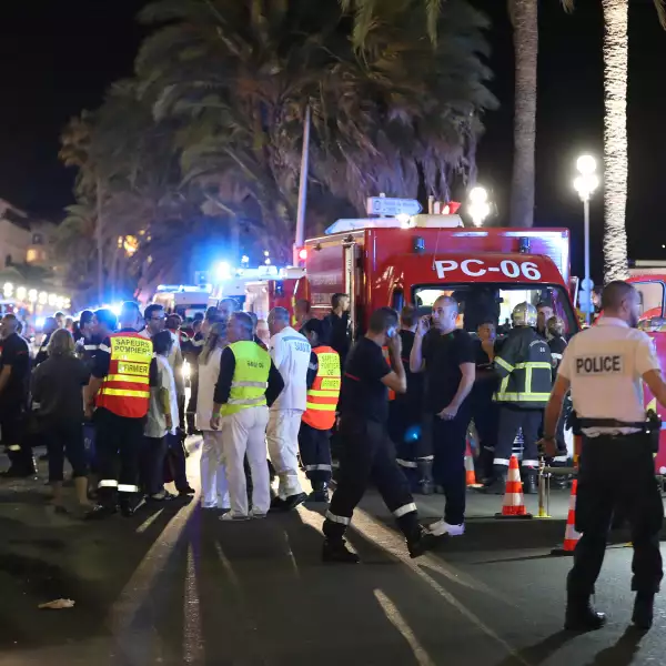 En el lugar trabajan bomberos, policías y equipo de rescate.