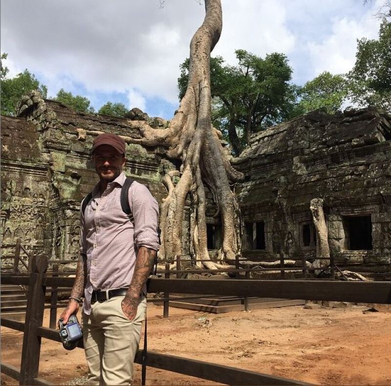 El ex futbolista posando en el templo Ta Prohm, ubicado en el complejo de Angkor, declarado Patrimonio de la Humanidad por la Unesco en 1992.