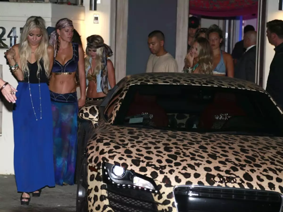 Justin llegó al lugar en su Audi con cubierta de Leopardo. Entre las invitadas vimos a vimos Julianne Hough con una cinta negra en la cabeza y chaleco de mezclilla.