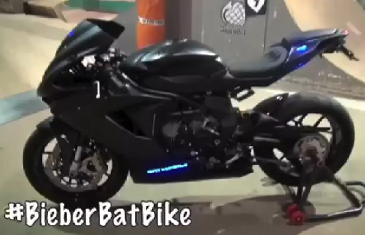Su papá le regaló una moto de cumpleaños, personalizada con algunos dibujos característicos del cantante, así com oel símbolo de sus 35 mil followers en Twitter.