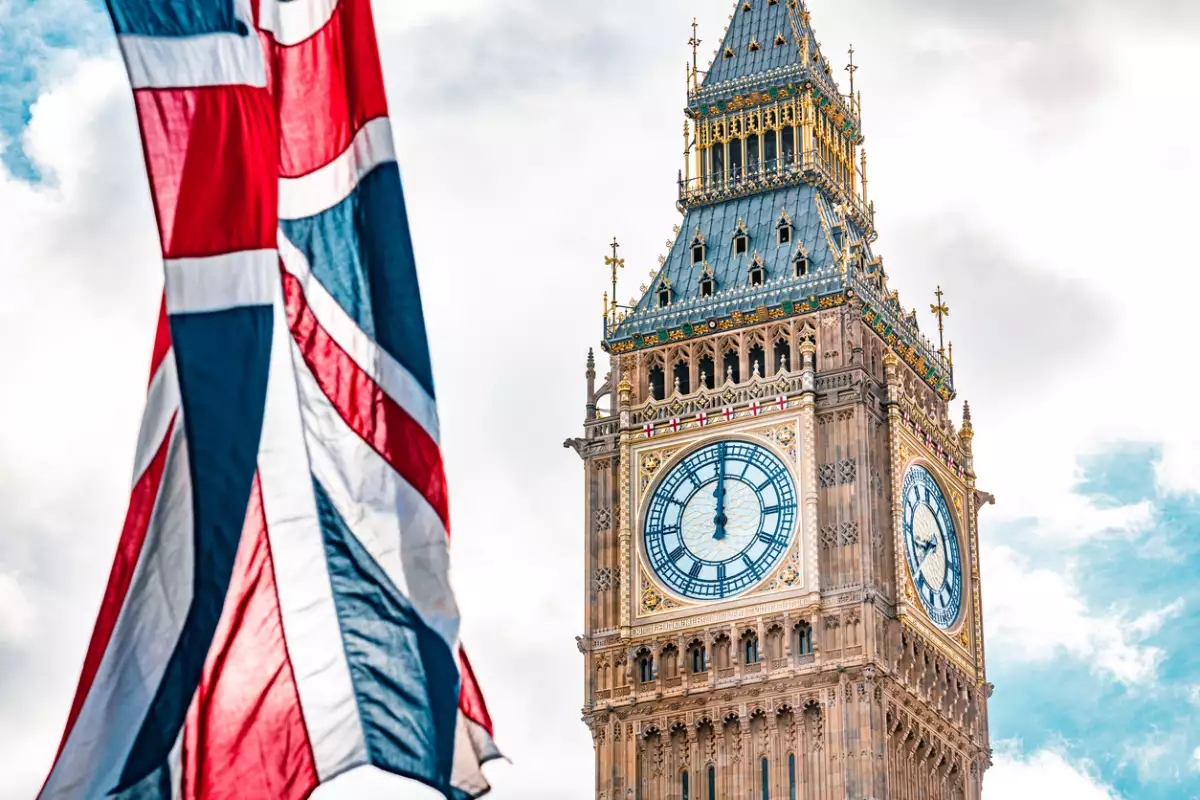 Primer plano del Big Ben en un día nublado