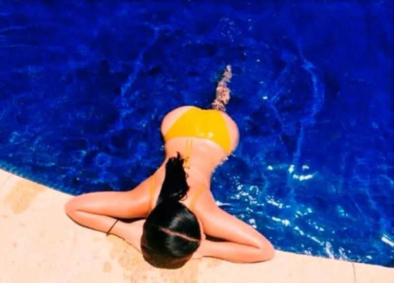 La socialité se encuentra en nuestro país disfrutando del verano en compañía de su hija North. Como es costumbre en ella, no perdió oportunidad de presumir sus famosas curvas.