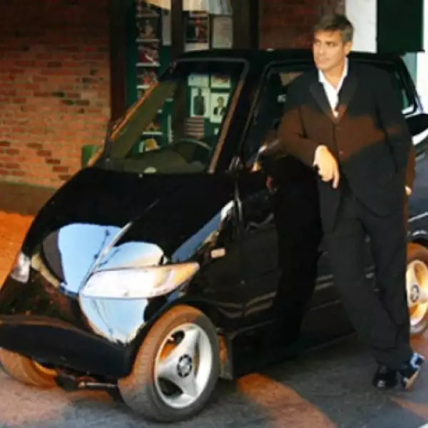 George Clooney encontró ser divertido y tener conciencia ecológica, por lo cual el actor compró un Tango, coche eléctrico y de dos ruedas.