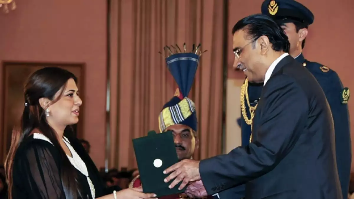 el presidente de pakistan entrega un erconocimiento a namira salim