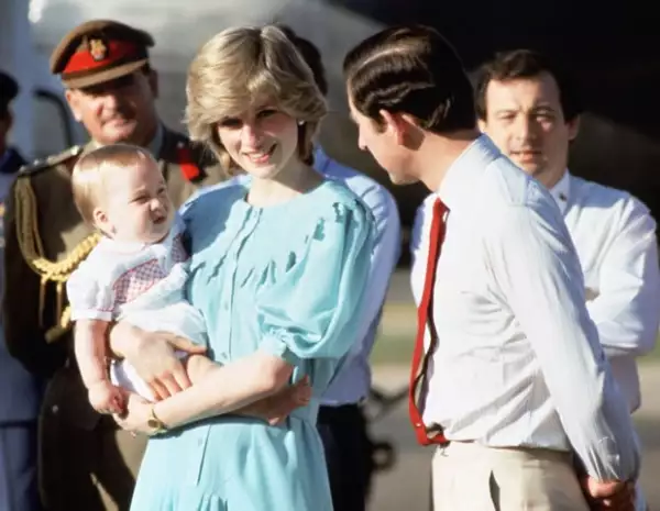 Diana, Carlos y el pequeño Guillermo a su llegada a Australia en 1983.