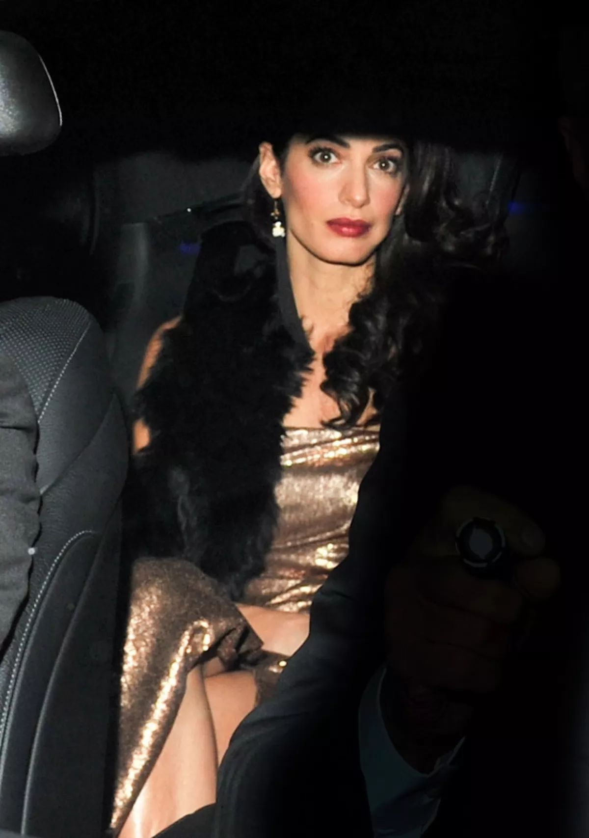 Amal lucía espléndida con su vestido de noche estilo Hollywood firmado por Donna Karan .