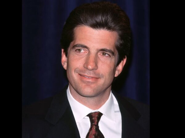 John F.Kennedy Jr. o John John, fue un abogado, periodista y editor estadounidense. Hijo del presidente John F. Kennedy. JFK Jr. murió el 16 de julio de 1999 a los 38 años en un accidente de avión.