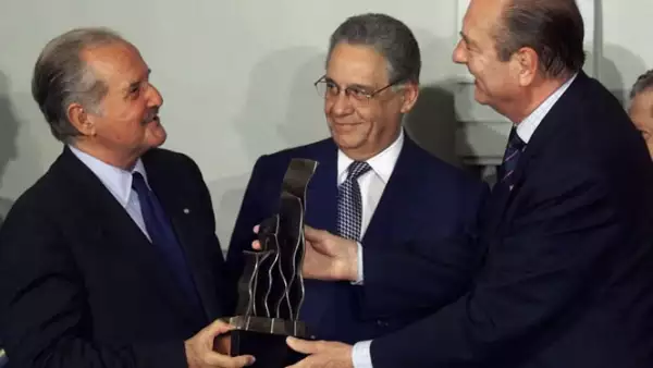 El 27 de julio de 1999, el escritor de ‘La silla del águila’ recibió el premio Identidad Latina por el entonces presidente francés Jacques Chirac y el mandatario brasileño Fernando Henrique Cardoso.
