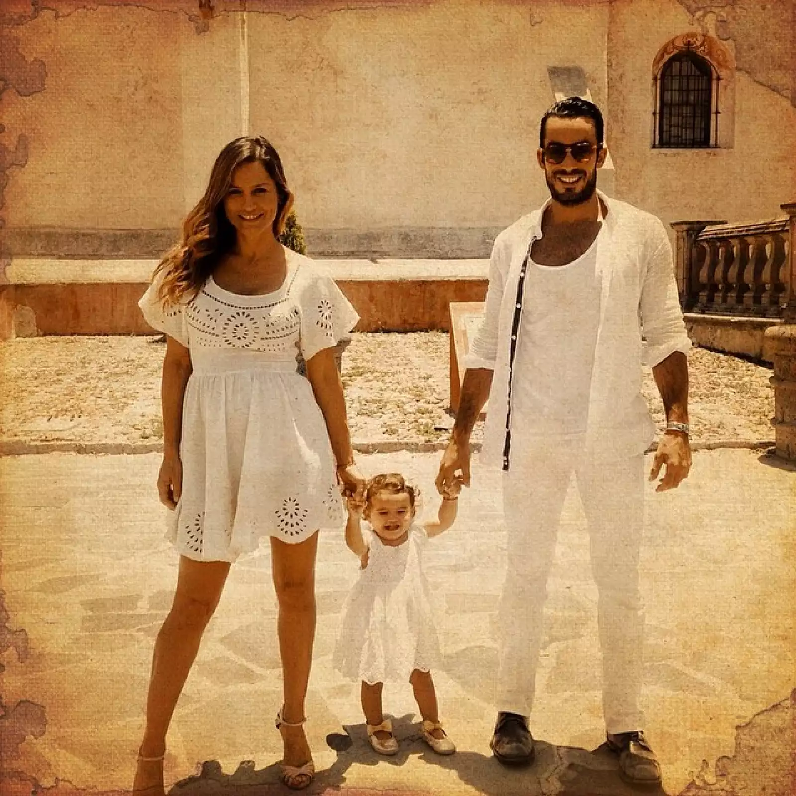 Aarón, Lola y Erin posaron a la salida de la iglesia.