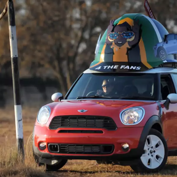 Makarapa significa ‘trabajadores migrantes’ y se remonta a los cascos de seguridad usados por los trabajadores migrantes en las minas de oro de Johannesburgo.