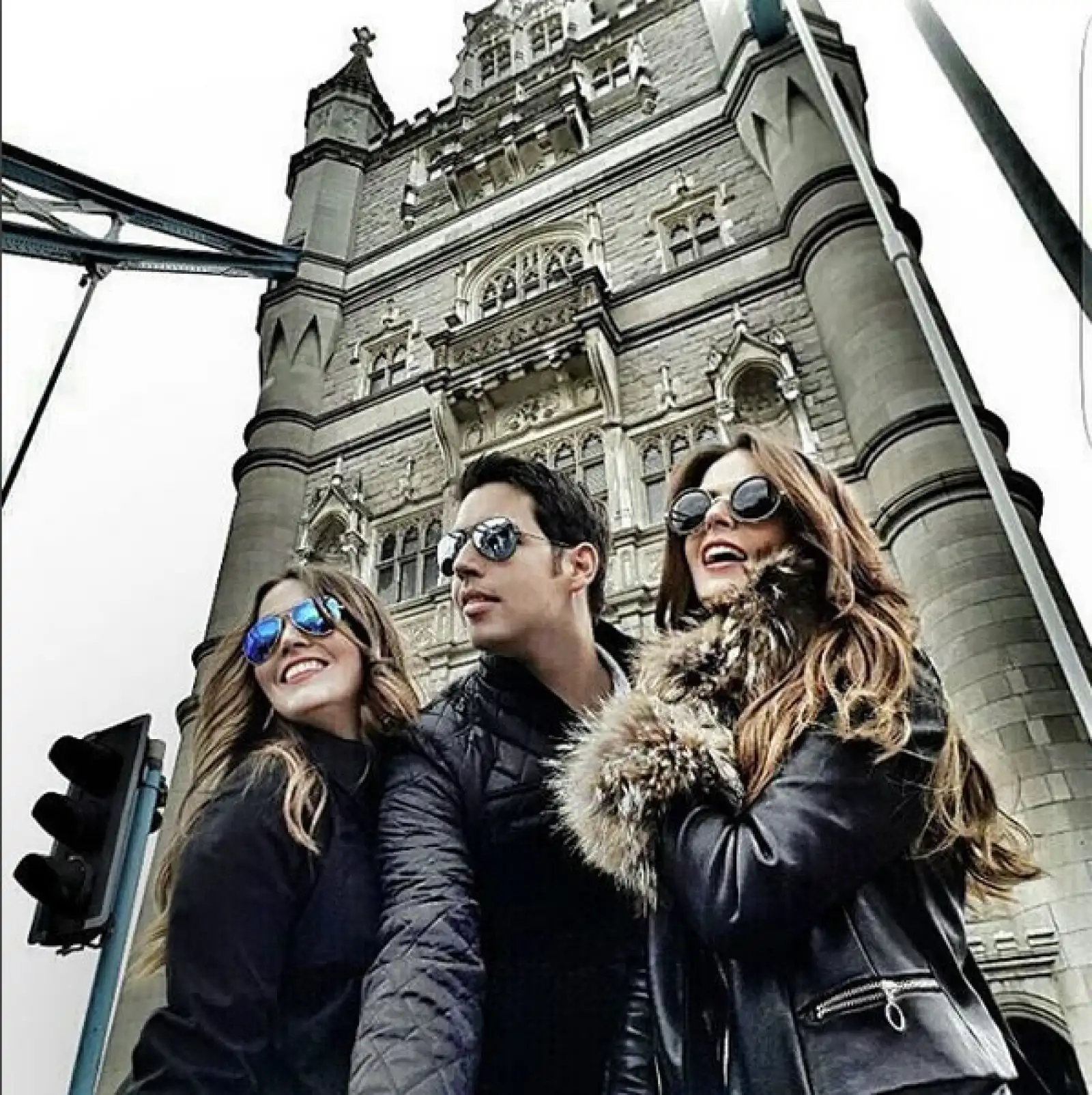 Y otra selfie con sus hermanos en el London Bridge.