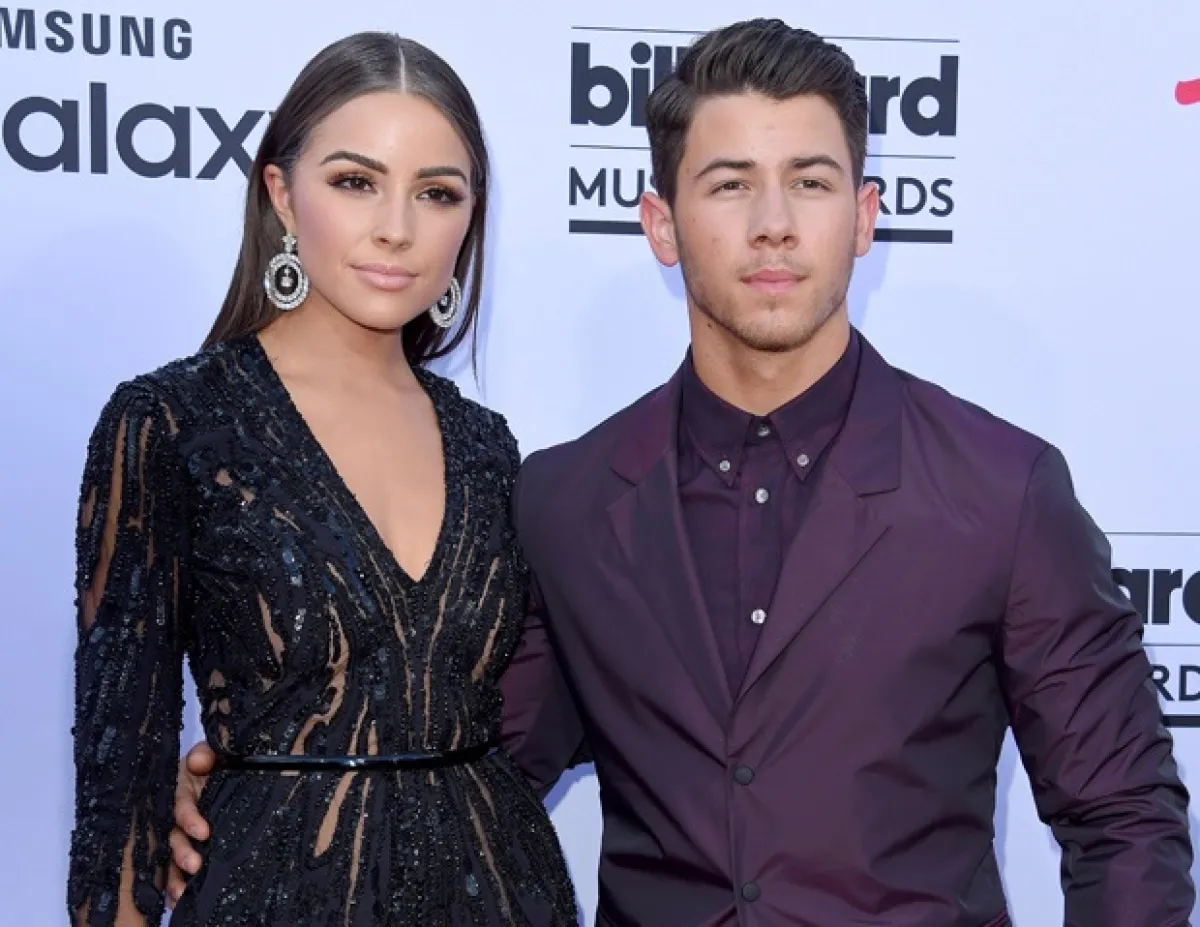 Después de terminar la relación se rumora que Nick sale con Kendall Jenner.