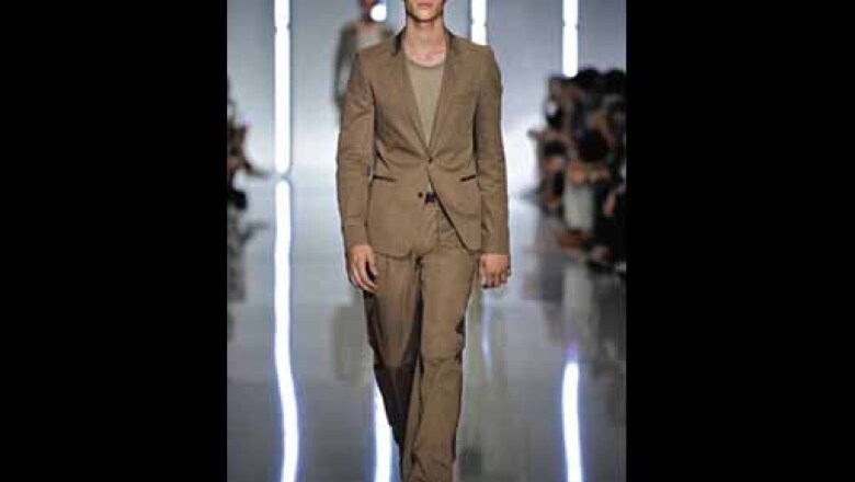 Este conjunto está compuesto por un saco estilo Carten 100% de lana, Jersey Lecco de algodón, pantalones 68% de algodón, así como zapatos y cinturón de piel.