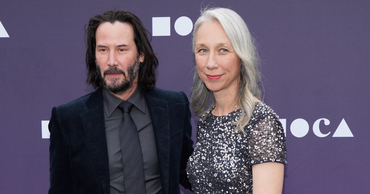 Novia De Keanu Reeves Revela La Valiosa Razon Por La Que No Se Pinta El Pelo