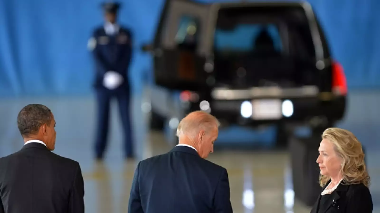 obama y hillary clinton reciben cuerpos