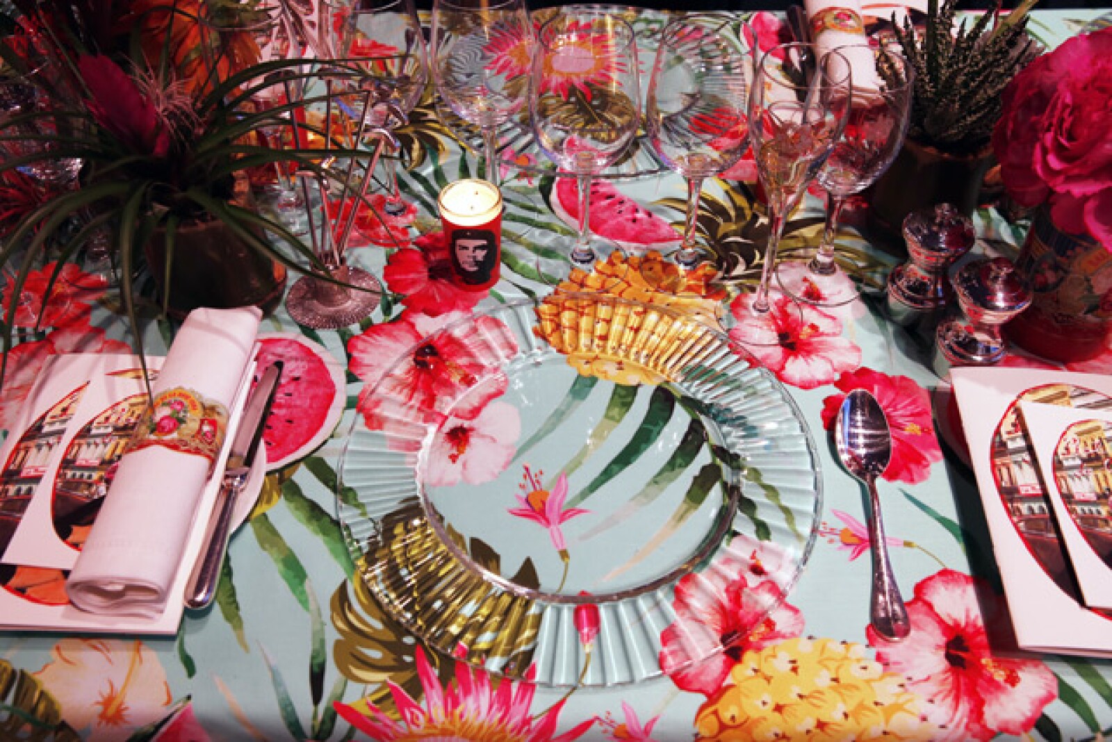 Este aÃÂ±o, la temÃÂ¡tica ha sido la isla de Cuba, por lo que en las mesas la imagen del Che Guevara sobresaliÃÂ³, pues el argentino fue pieza clave en la revoluciÃÂ³n cubana.