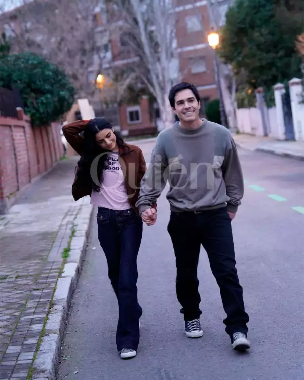 Aislinn Derbez y Mauricio Ochman tomados de la mano en Madrid