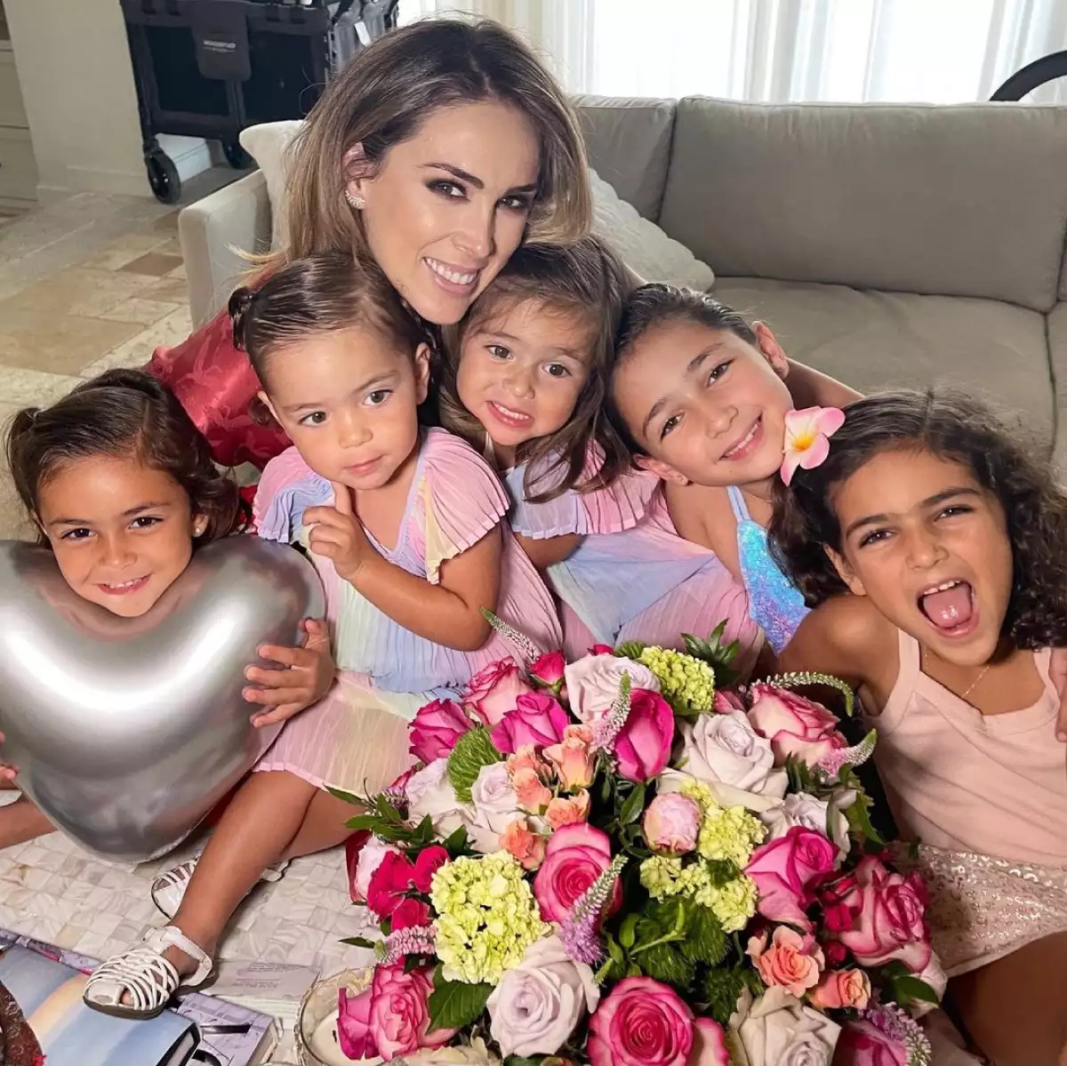 Jacqueline Bracamontes y sus hijas.