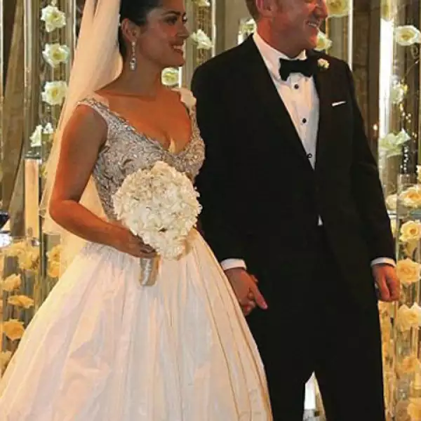 La actriz mexicana Salma Hayel eligió para su boda con Pinault en 2009 un ramo de orquídeas blancas y stephanotis.